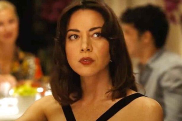 Hunterfly 026 06 08 194114 11zon Pregnant Aubrey Plaza posing on the red carpet at the 2026 Tony Awards