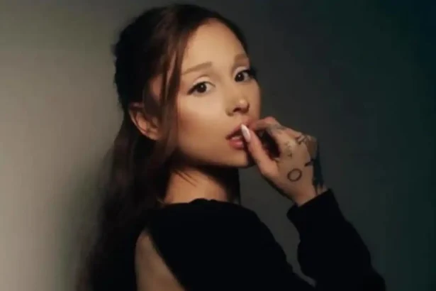 Hunterfly 2026 06 10 143628 11zon Ariana Grande performing on Eternal Sunshine tour while singing Past Life lyrics