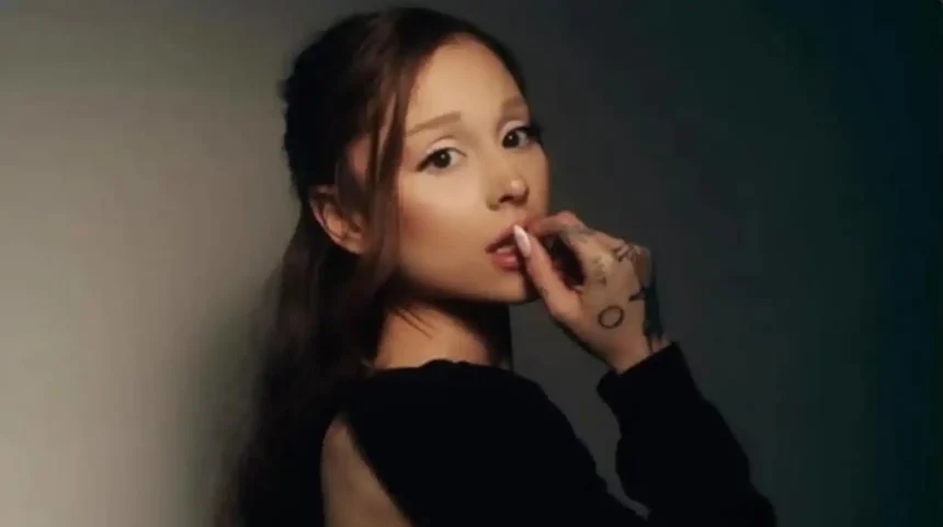 Hunterfly 2026 06 10 143628 11zon Ariana Grande performing on Eternal Sunshine tour while singing Past Life lyrics