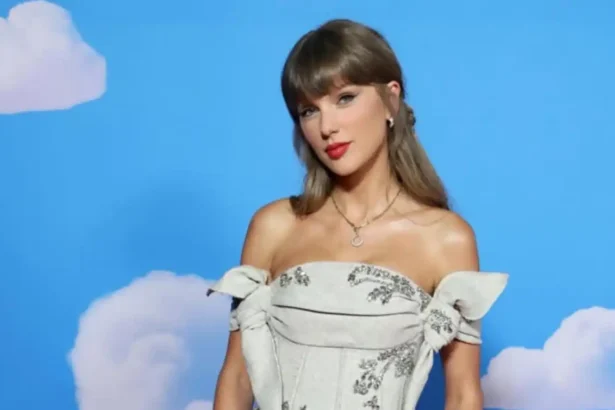 Taylor Swift wearing an ivory floral Erdem minidress at the Toy Story 5 premiere.
