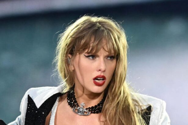 Hunterfly 026 07 09 094512 Taylor Swift and Travis Kelce wedding bouquet sparks speculation about the singer's bridal gown