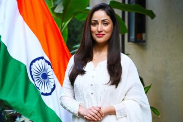 Hunterfly 026 07 19 122241 Yami Gautam and the team of Article 370 after winning major honors at the 72nd National Film Awards