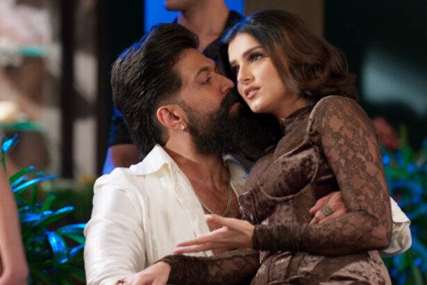 Hunterfly 026 07 22 112905 Yash and Tara Sutaria share a romantic moment in the song Madhosh from the film Toxic.