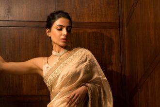 Hunterfly 026 07 26 102459 Samantha Ruth Prabhu wearing a metallic tissue-organza saree at the Behindwoods Gold Hall of Fame Awards.