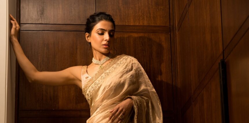 Hunterfly 026 07 26 102459 Samantha Ruth Prabhu wearing a metallic tissue-organza saree at the Behindwoods Gold Hall of Fame Awards.