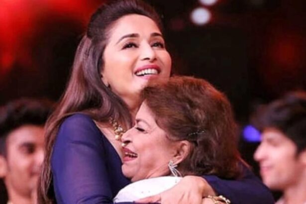 Hunterfly 026 07 29 090732 Madhuri Dixit with legendary choreographer Saroj Khan during a film event