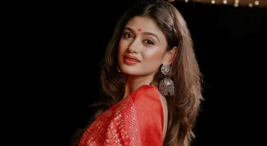 Tamil actress Oviya Helen at a public event.
