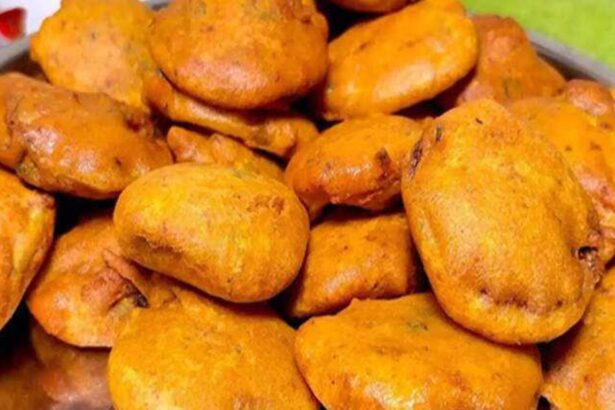 Crispy homemade bottle gourd pakoras served with green chutney and hot tea.
