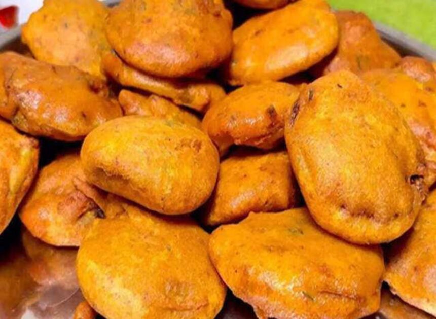 Crispy homemade bottle gourd pakoras served with green chutney and hot tea.