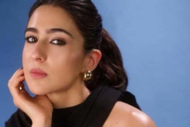 Hunterfly 2026 07 29 093625 Sara Ali Khan visiting Gurdwara Bangla Sahib in Delhi with her friend while offering prayers.