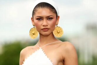 Hunterfly 26 07 15 233335 Zendaya wearing ancient Iranian gold earrings at The Odyssey London premiere