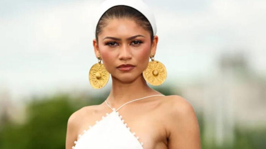Hunterfly 26 07 15 233335 Zendaya wearing ancient Iranian gold earrings at The Odyssey London premiere
