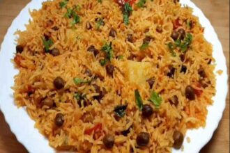 Hunterfly 26 07 28 191848 Freshly cooked black chickpea pulao served with boondi raita, papad and pickle.