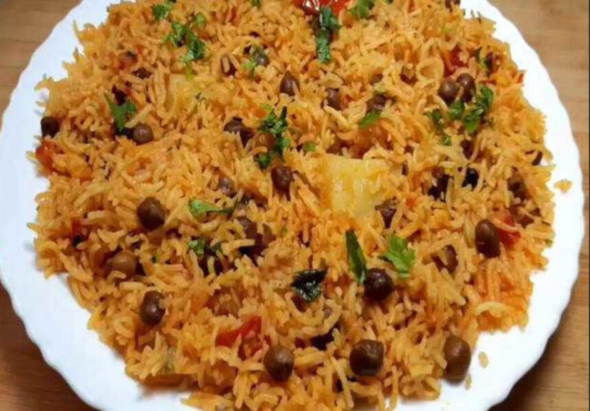 Hunterfly 26 07 28 191848 Freshly cooked black chickpea pulao served with boondi raita, papad and pickle.