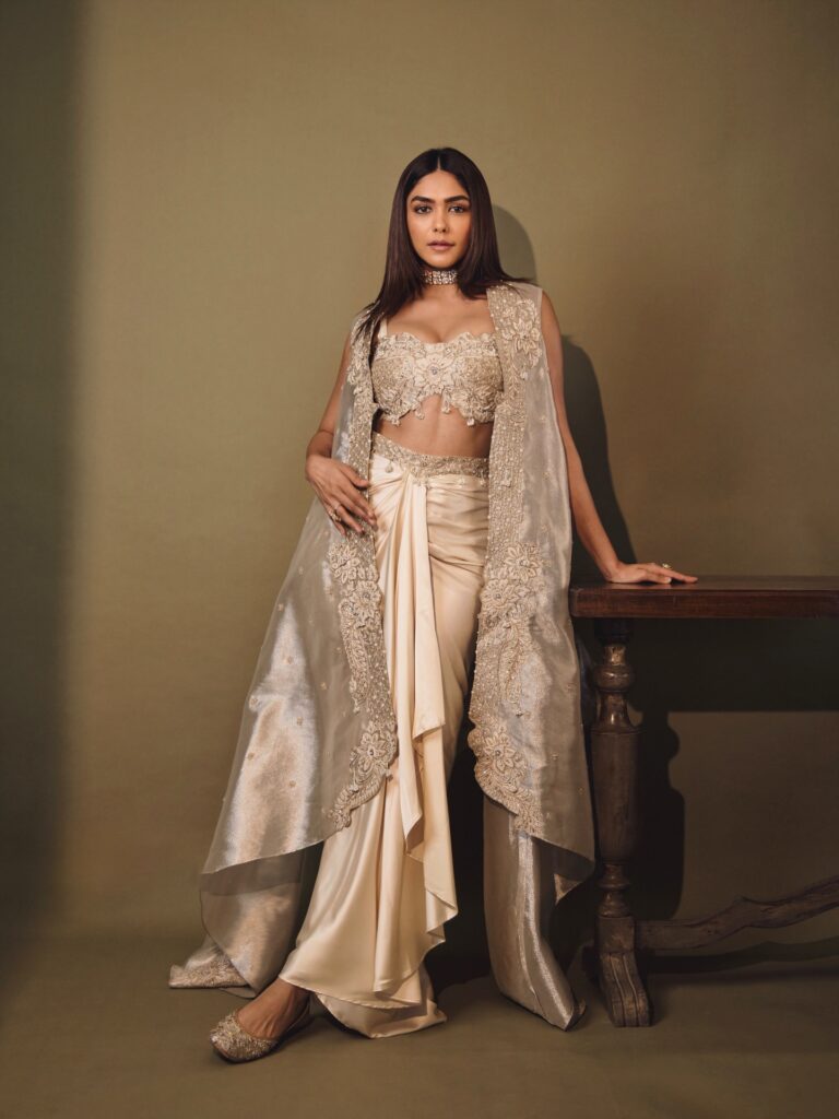 Hunterfly 730244752 18399630751094812 1003138808651454968 n Mrunal Thakur's Regal Elegance