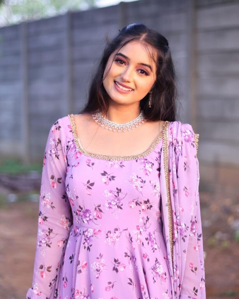Hunterfly Akshaya Kandamuthan03 Early Life and Education
