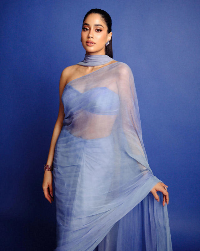 Hunterfly Janhvi Kapoor defines grace Hunterfly Janhvi Kapoor defines grace
