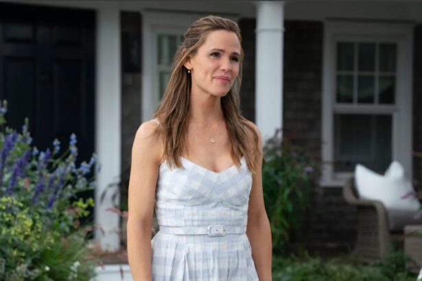 Hunterfly Jennifer Garner Leads The Five Star Weekend Jennifer Garner stars as Hollis Shaw in Peacock's limited series The Five-Star Weekend.