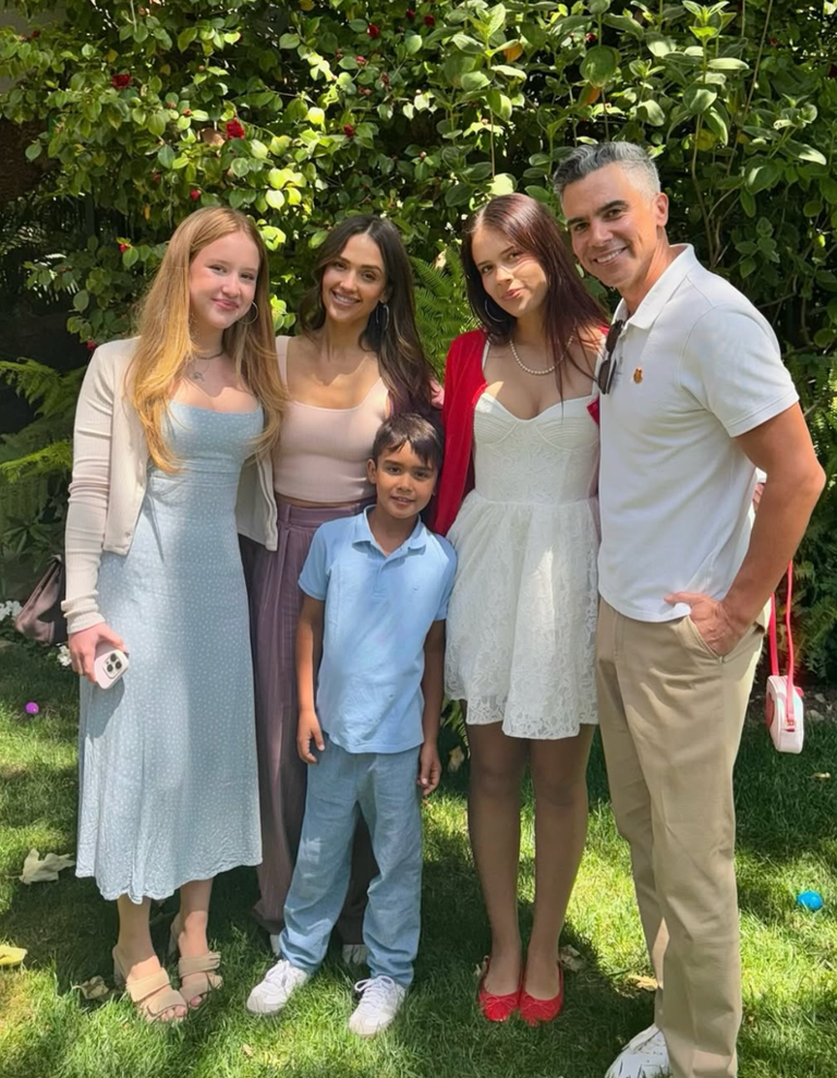 Hunterfly Jessica Alba with her ex Cash Warren and their children Honor Haven and Hayes Jessica Alba Complements the Look