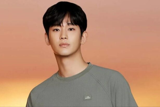 Hunterfly Kim Soo Hyun attends a public event amid ongoing legal proceedings involving advertiser lawsuits Kim Soo-Hyun attends a public event amid ongoing legal proceedings involving advertiser lawsuits