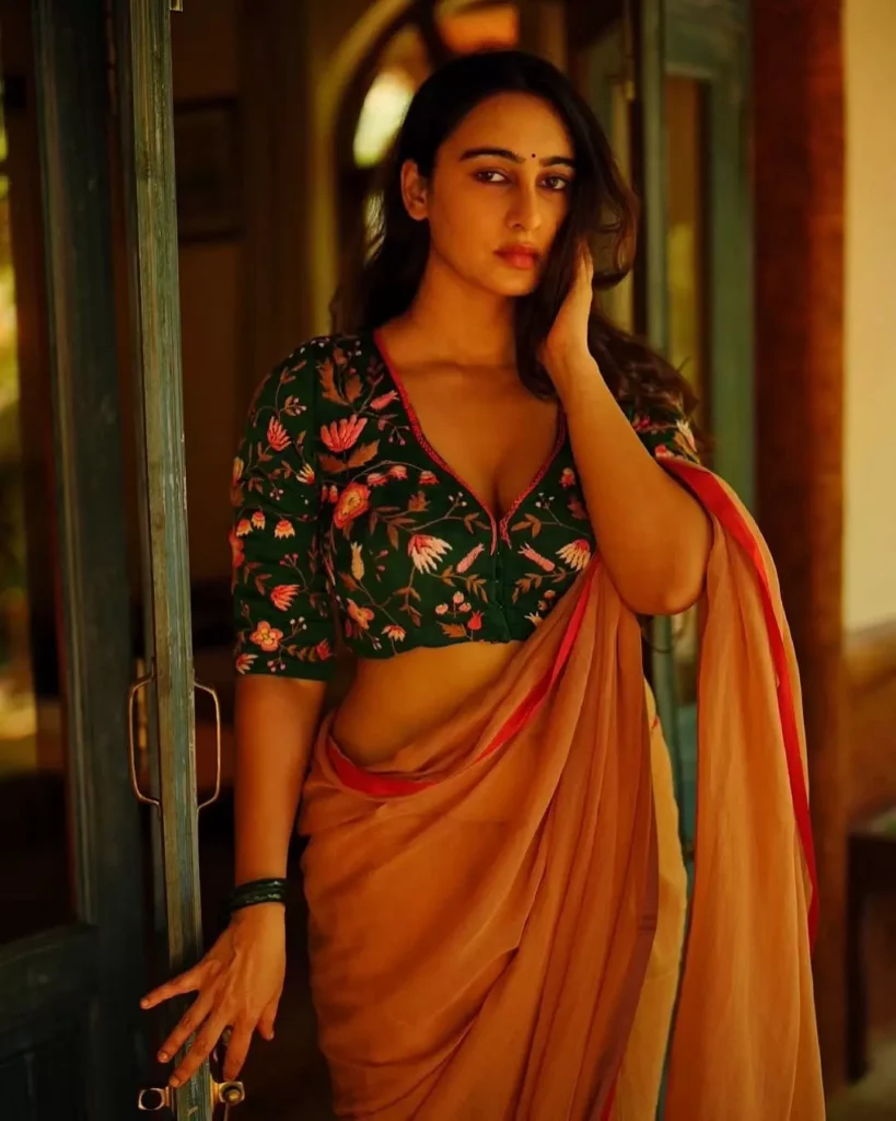 Hunterfly Megha Shukla Impresses with Her Saree Look1