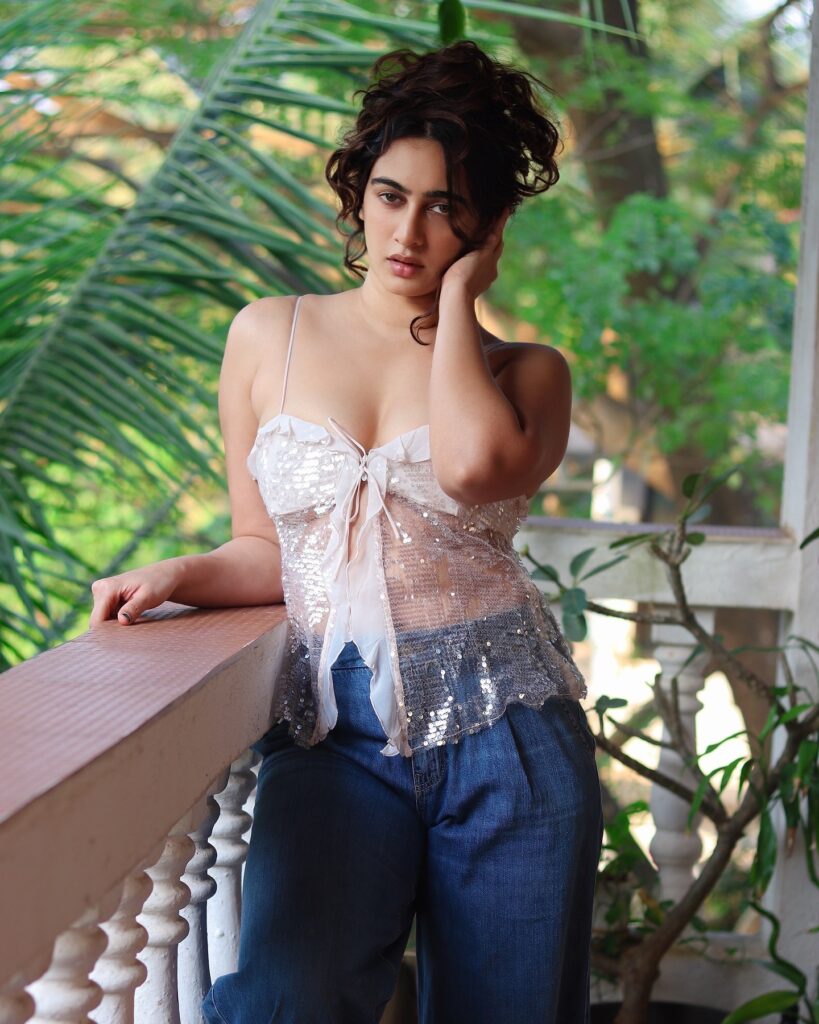 Hunterfly Megha Shukla posing during a stylish fashions6s Hunterfly Megha Shukla posing during a stylish fashions6s