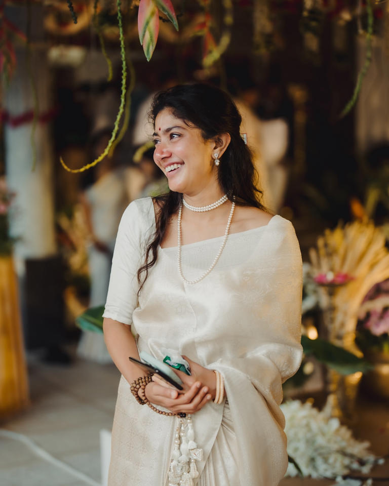 Hunterfly Shiny Ivory Saree Hunterfly Shiny Ivory Saree