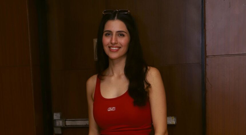 Hunterfly Simar Bhatia Simar Bhatia Bollywood actress biography age family and debut movie
