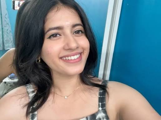 Hunterfly Sowndharya Saravanand Sowndharya Saravanan during a promotional appearance, known for her role as Malar in Suzhal: The Vortex