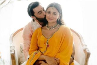 Hunterfly dfd Alia Bhatt and Ranbir Kapoor sharing a romantic moment together
