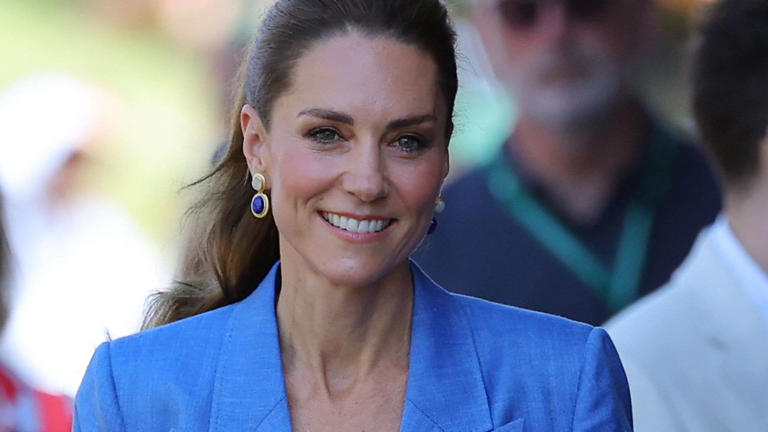 Hunterfly dfdfsdfsd Princess Kate attending Wimbledon 2026 wearing a pale blue linen suit and a rare ponytail hairstyle.