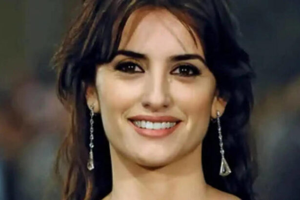 Hunterfly dsfsdf Penelope Cruz discussing a memorable Halloween plane incident involving Salma Hayek.