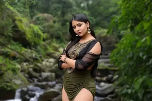 Hunterfly gdfg2df2 Tripti Berra posing during a professional photoshoot.