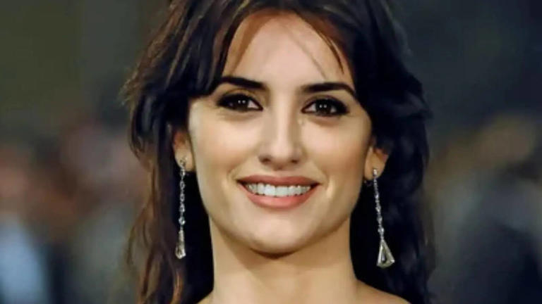 Hunterfly jsdhfjdshfhj Penélope Cruz and Salma Hayek discussing a memorable Halloween flight incident