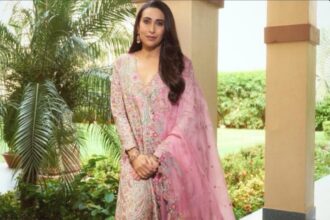 Hunterfly 026 08 01 145858 Karisma Kapoor wearing an elegant embroidered ivory and blush pink designer salwar set at a jewellery event