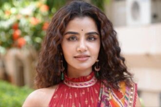 Hunterfly 026 08 03 154857 Actor Anupama Parameswaran at a film promotion event.