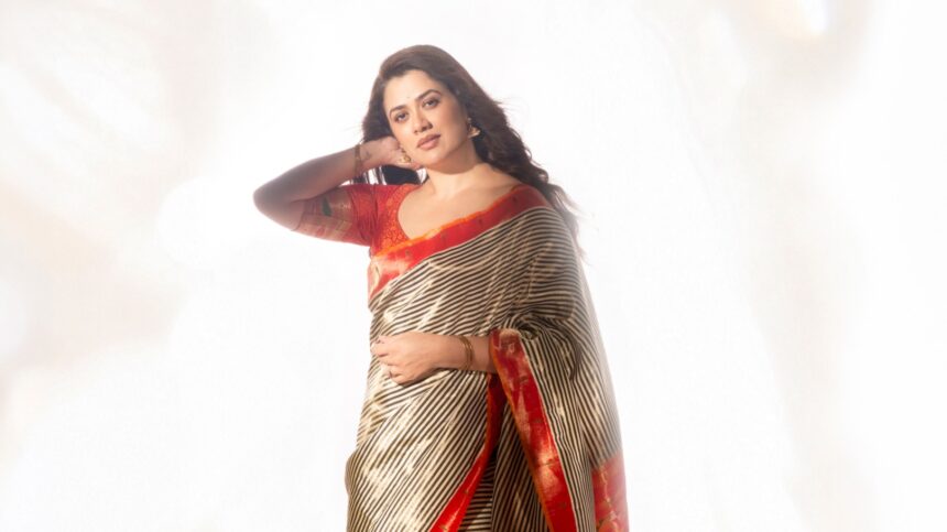 Hunterfly 026 08 04 000114 Girija Oak Godbole wearing a tissue-striped Paithani saree by Paithanis by Mruga Kirloskar.