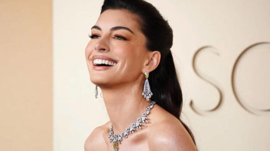 Hunterfly 026 08 12 131139 Pregnant Anne Hathaway attends The End of Oak Street promotion