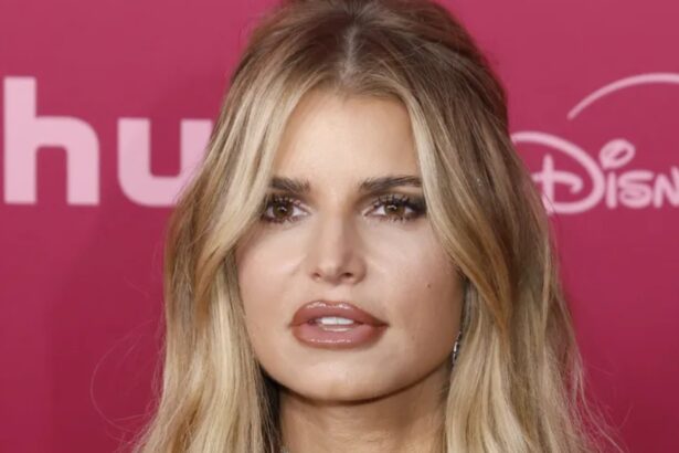 Hunterfly 026 08 16 162715 Jessica Simpson wearing a polka-dot bikini and diamond necklace during her Turks and Caicos vacation