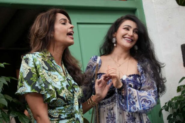 Hunterfly 026 08 19 092654 Shalini Passi and Mallika Sherawat during a fashion discussion on The Traitors 2