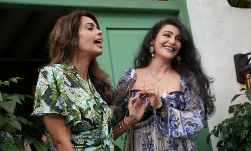 Hunterfly 026 08 19 092654 Shalini Passi and Mallika Sherawat during a fashion discussion on The Traitors 2