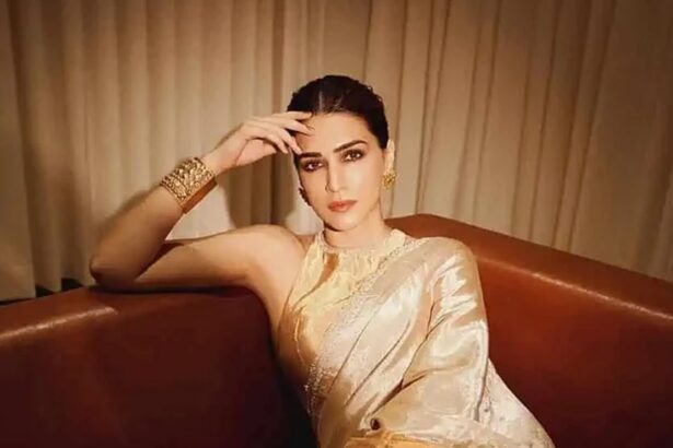 Hunterfly 026 08 26 214042 Kriti Sanon as Goddess Sita in Adipurush