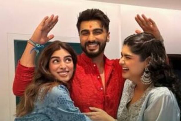 Hunterfly 026 08 29 133416 Arjun Kapoor celebrates Raksha Bandhan with his sisters and members of the Kapoor family