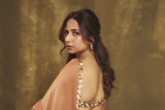 Hunterfly 08 04 154102 Celebrity-inspired backless blouse designs paired with elegant sarees for festive and wedding fashion.