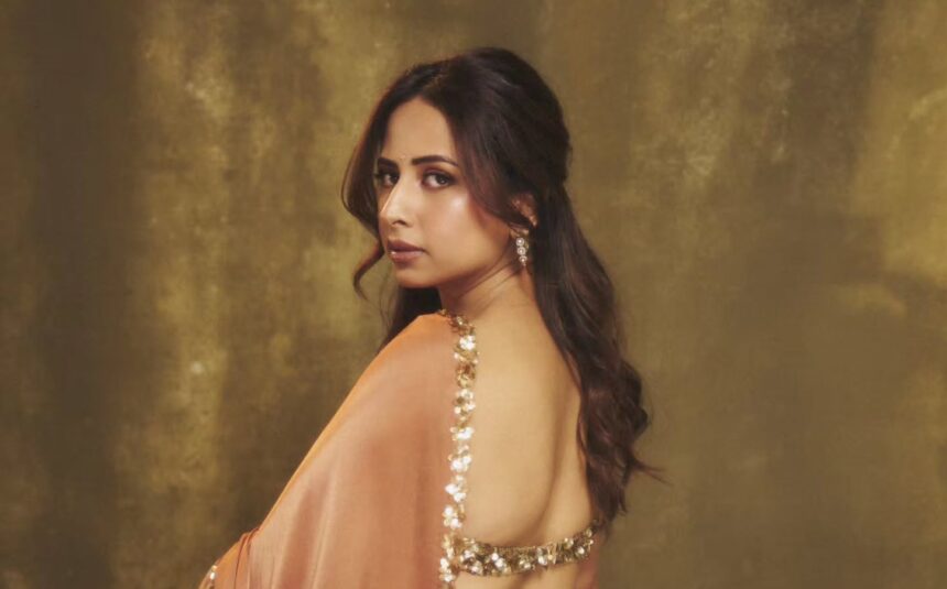 Hunterfly 08 04 154102 Celebrity-inspired backless blouse designs paired with elegant sarees for festive and wedding fashion.
