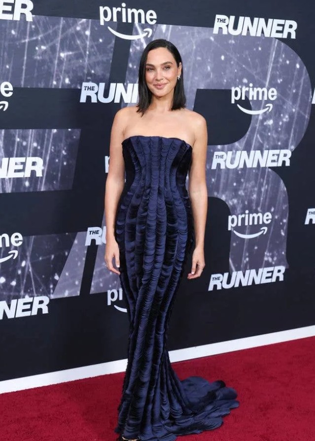 Hunterfly 08 30 141113 A Dramatic Navy-Blue Look for The Runner Premiere