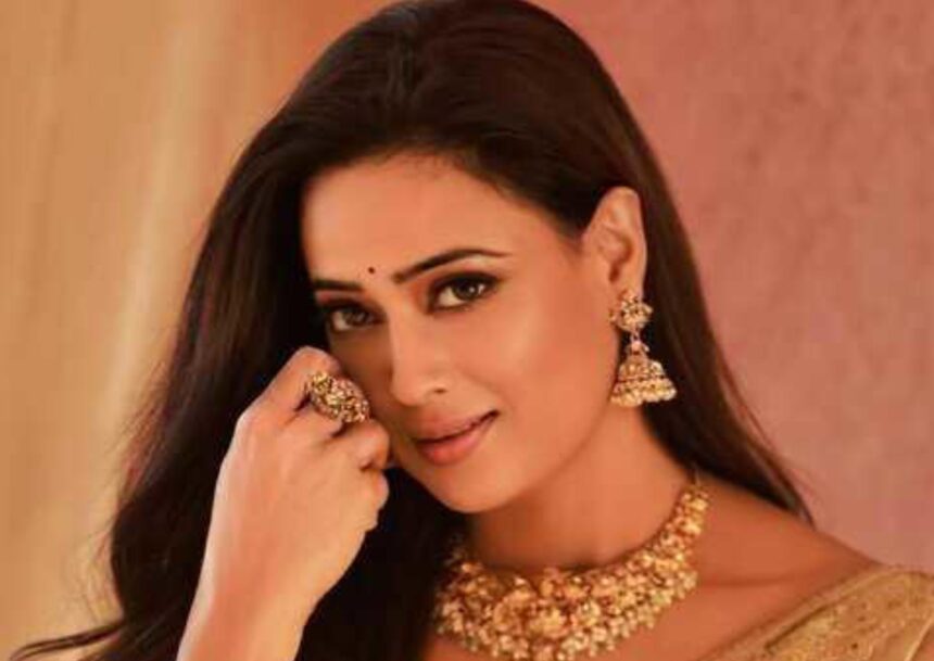 Shweta Tiwari wearing an elegant golden saree with traditional jewellery.