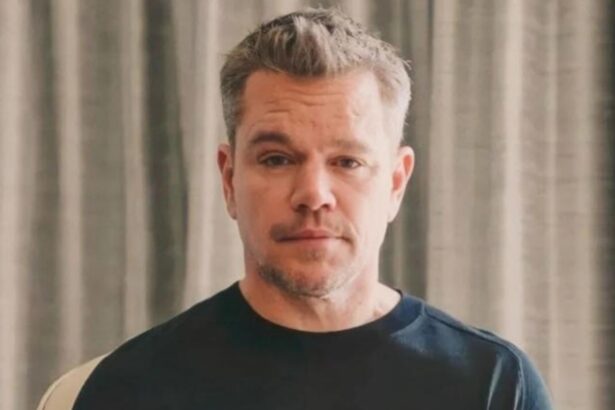 Hunterfly 2026 08 06 130136 Matt Damon poses with wife Luciana Barroso and daughters Gia and Stella at The Odyssey Seoul premiere.