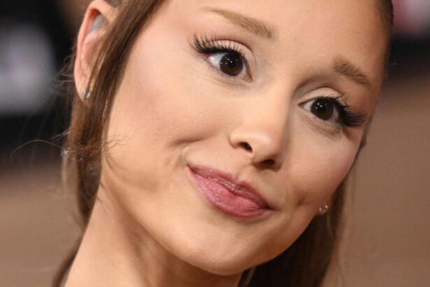Hunterfly 2026 08 18 195855 Ariana Grande showing her new collarbone tattoo during her Eternal Sunshine tour