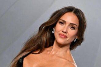 Jessica Alba shares post-workout mirror selfie in burgundy workout outfit